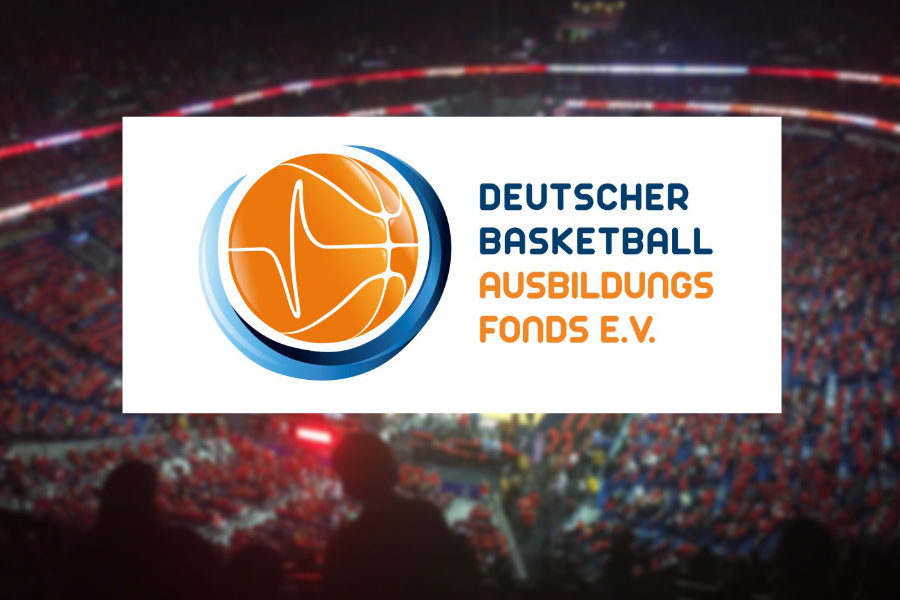 Das Logo des Deutschen Basketball Ausbildungsfonds vor dem Hintergrund einer Basketball-Arena