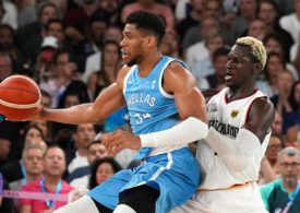 Griechenlands Giannis Antetokounmpo während des Basketball-Viertelfinalspiels DEUTSCHLAND gegen GRIECHENLAND