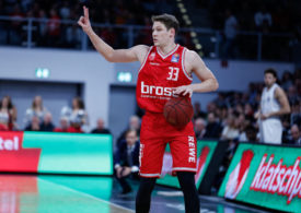 Patrick Heckmann von Brose Bamberg dribbelt mit dem Ball