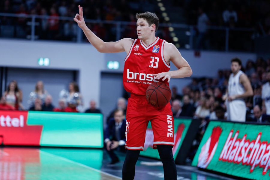 Patrick Heckmann von Brose Bamberg dribbelt mit dem Ball