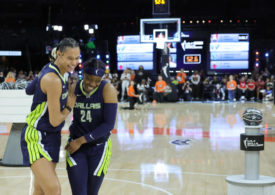 Satou Sabally und Arike Ogunbowale von den Dallas Wings feiern gemeinsam