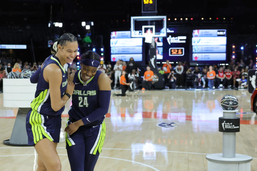 Satou Sabally und Arike Ogunbowale von den Dallas Wings feiern gemeinsam