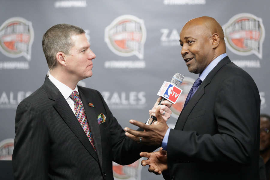 Sidney Moncrief gibt 2017 ein Interview beim Naismith Memorial Basketball Hall of Fame Announcement-Event.