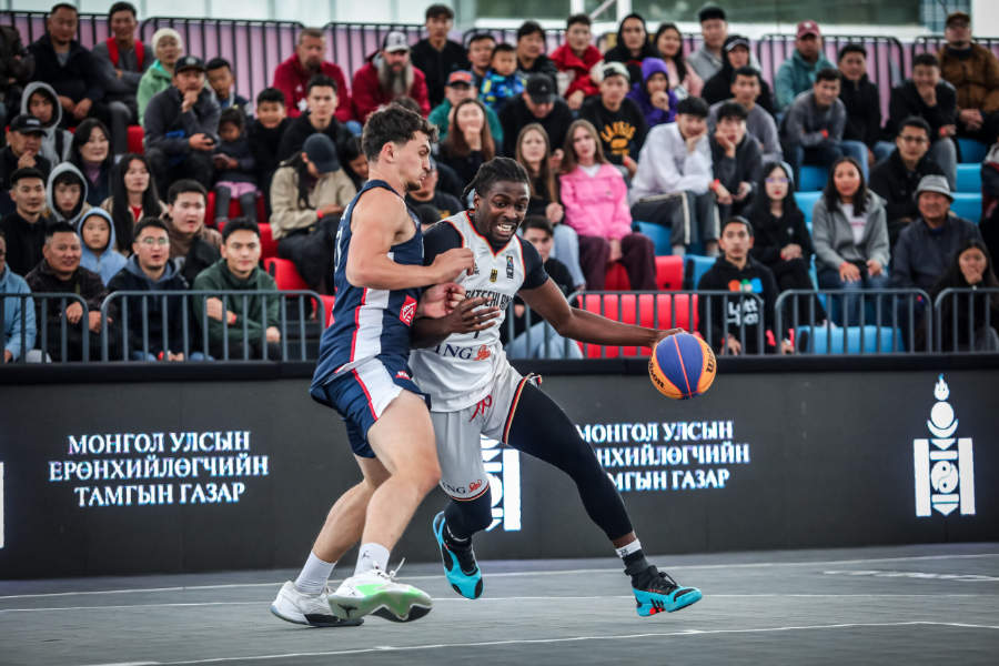 Zwei 3x3 Basketballspieler im Zweikampf