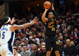 Isaac Okoro von den Cleveland Cavaliers bei einem Wurf