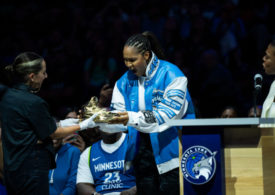 Maya Moore erhält einen goldenen Schuh während ihrer Retirement Ceremony