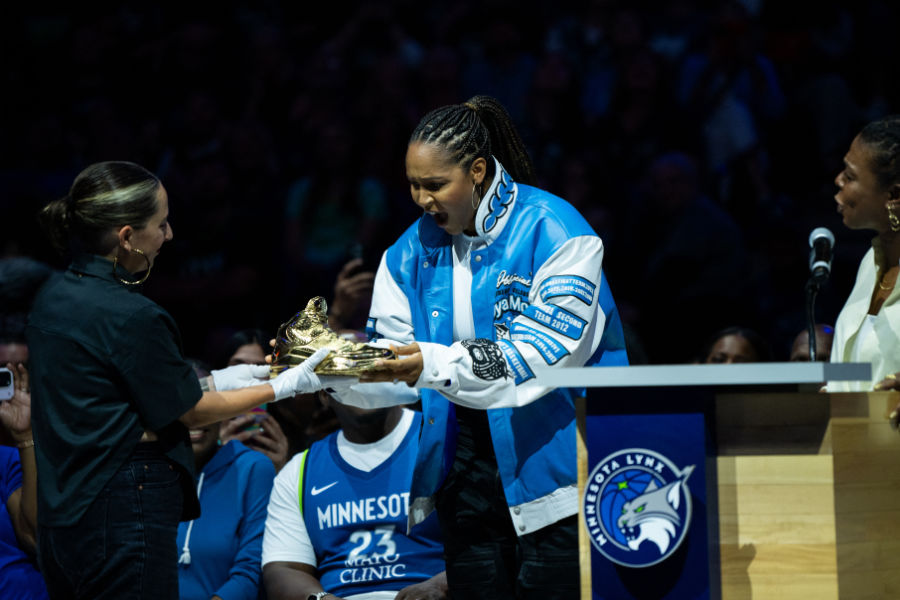 Maya Moore erhält einen goldenen Schuh während ihrer Retirement Ceremony