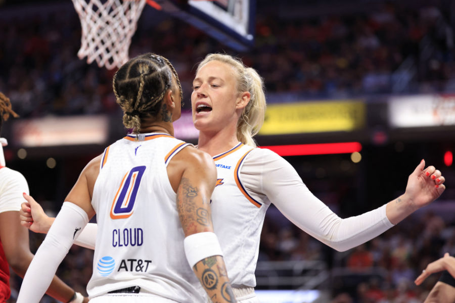 Natasha Cloud und Sophie Cunningham von Phoenix Mercury jubeln