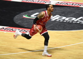 Shabazz Napier dribbelt im Jersey von Emporio Armani Milan