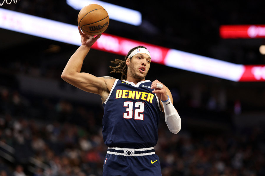 Aaron Gordon von den Denver Nuggets wirft den Basketball