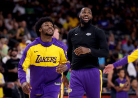 Lebron James und sein Sohn Bronny James beim Warmup vor einem Spiel der Los Angeles Lakers