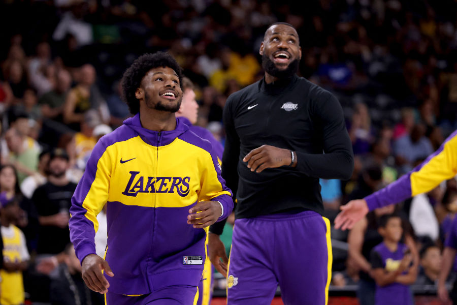 Lebron James und sein Sohn Bronny James beim Warmup vor einem Spiel der Los Angeles Lakers