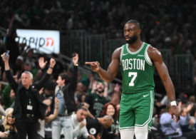 Jaylen Brown von den Boston Celtics mit Siegespose