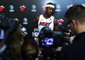 Jimmy Butler von Miami Heat spricht am Media Day mit Medienvertretern