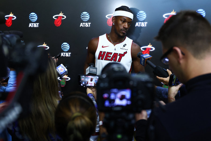 Jimmy Butler von Miami Heat spricht am Media Day mit Medienvertretern