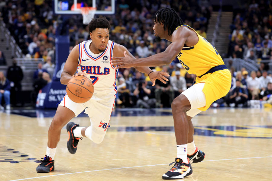 Kyle Lowry von den Philadelphia 76ers dribbelt gegen Aaron Nesmith von den Indiana Pacers