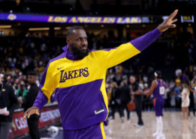 LeBron James trägt einen Lakers-Trainingsanzug und winkt den Fans zu