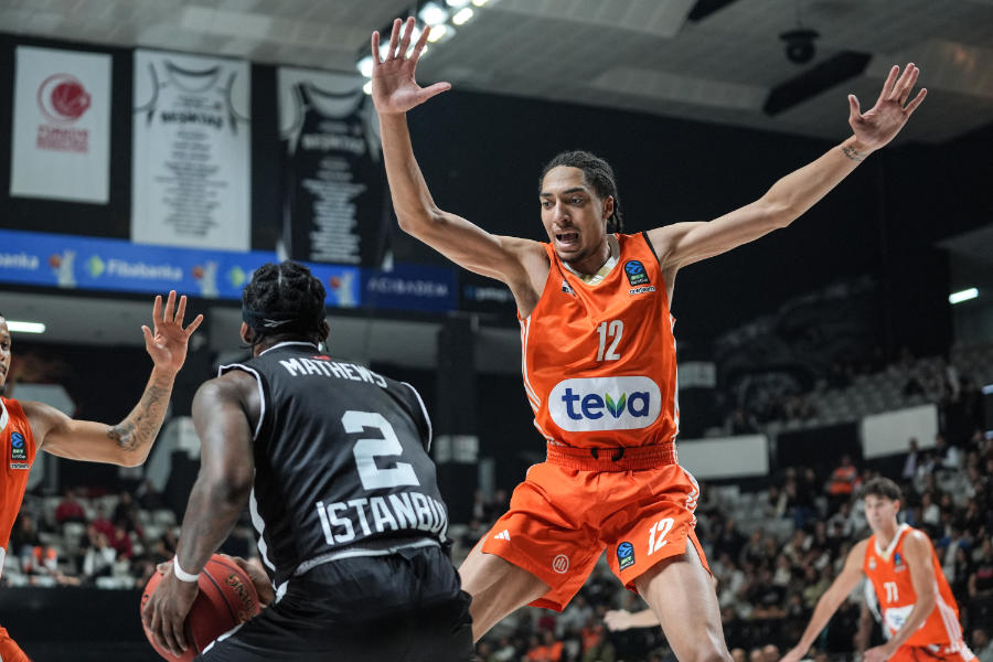 Noa Essuenge von ratiopharm Ulm blockt einen Gegenspieler