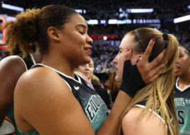 Nyara Sabally und Sabrina Ionescu von den New York Liberty feiern ihren Sieg