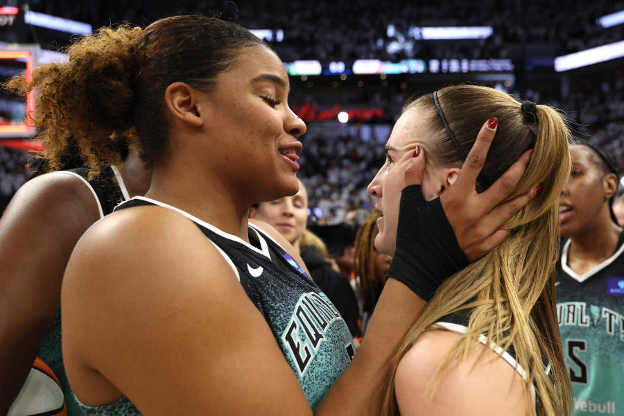 Nyara Sabally und Sabrina Ionescu von den New York Liberty feiern ihren Sieg