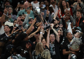 Sabrina Ionescu und die Spielerinnen der New York Liberty feiern den Gewinn der WNBA Championship