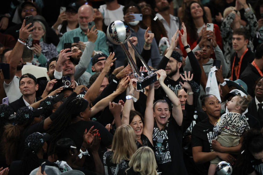 Sabrina Ionescu und die Spielerinnen der New York Liberty feiern den Gewinn der WNBA Championship