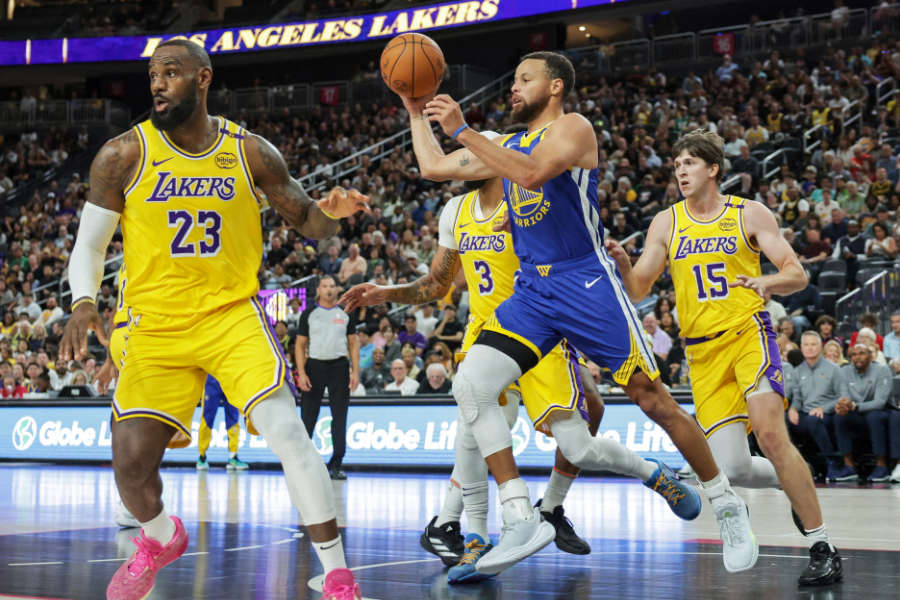 Stephen Curry von den Golden State Warriors setzt sich gegen LeBron James von den Los Angeles Lakers durch.