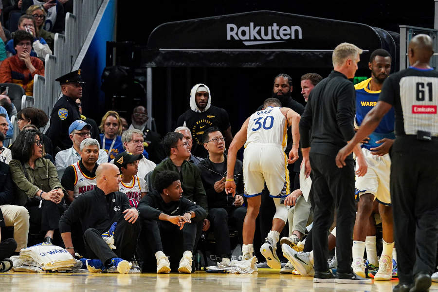 Stephen Curry von den Golden State Warriors humpelt verletzt vom Feld