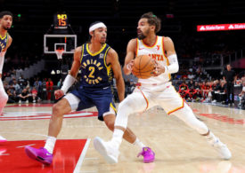 Trae Young von den Atlanta Hawks dribbelt gegen Andrew Nembhard von den Indiana Pacers