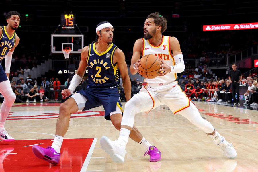 Trae Young von den Atlanta Hawks dribbelt gegen Andrew Nembhard von den Indiana Pacers