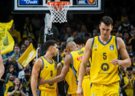 Die Spieler von ALBA Berlin beratschlagen sich