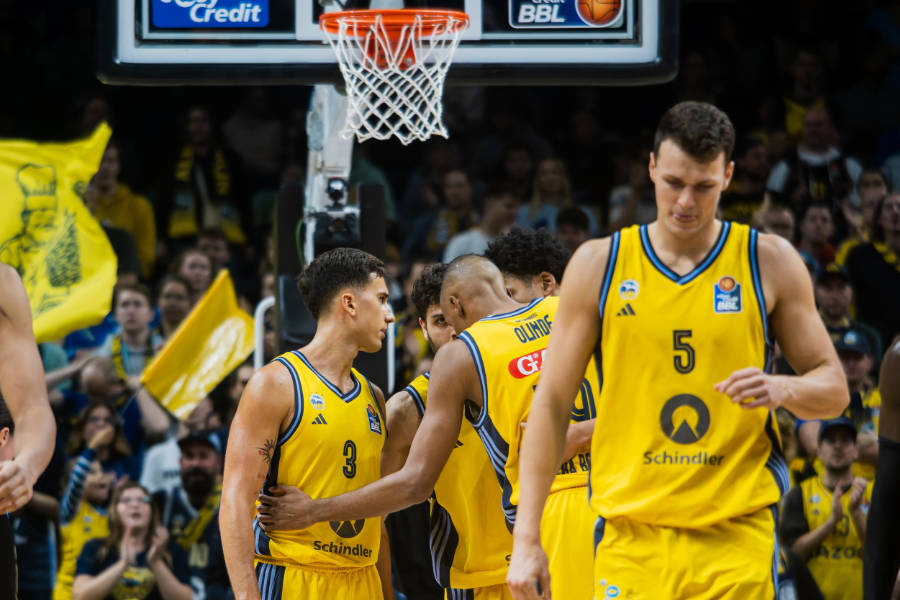 Die Spieler von ALBA Berlin beratschlagen sich