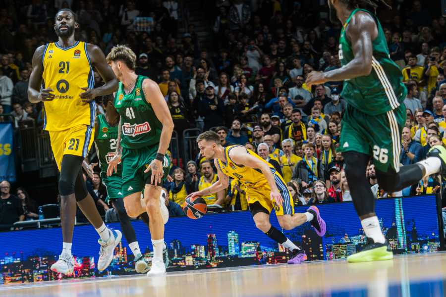 Mehrere Spieler von Panathinaikos Athen und ALBA Berlin in Aktion.