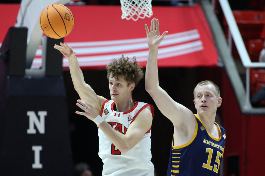 Cole Bajema von den Utah Utes im Zweikampf mit Bent Leuchten von den UC Irvine Anteaters