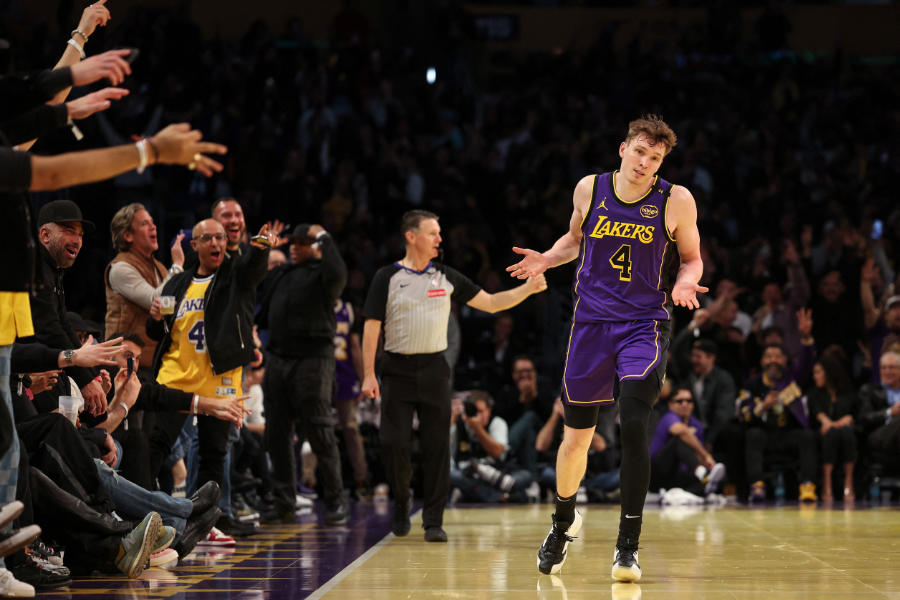 Dalton Knecht von den Los Angeles Lakers mit einer Geste nach einem Korb