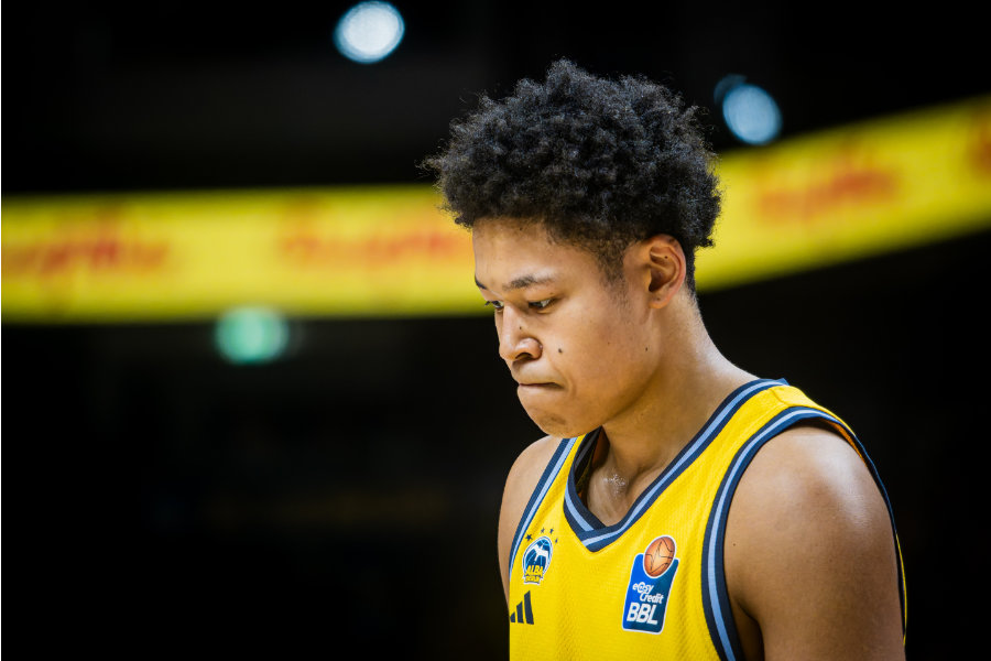 Elias Rapieque von ALBA Berlin gut betroffen zu Boden