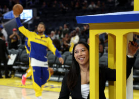 Natalie Nakase, Trainerin der Golden State Valkyries, läutet die Glocke vor dem Training der Golden State Warriors