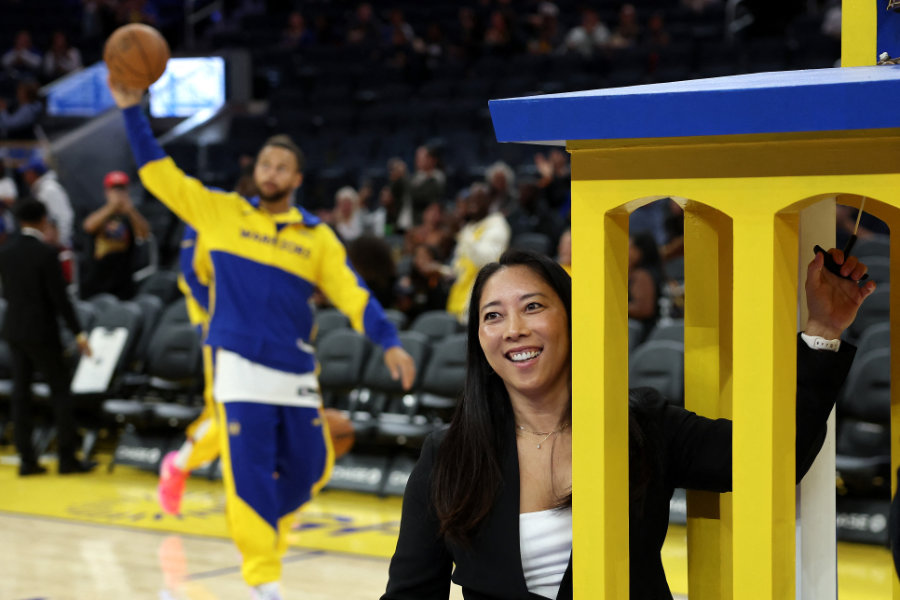 Natalie Nakase, Trainerin der Golden State Valkyries, läutet die Glocke vor dem Training der Golden State Warriors