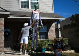 Ein Fan der San Antonio Spurs präsentiert eine Alien-Figur mit Jersey in seinem Vorgarten