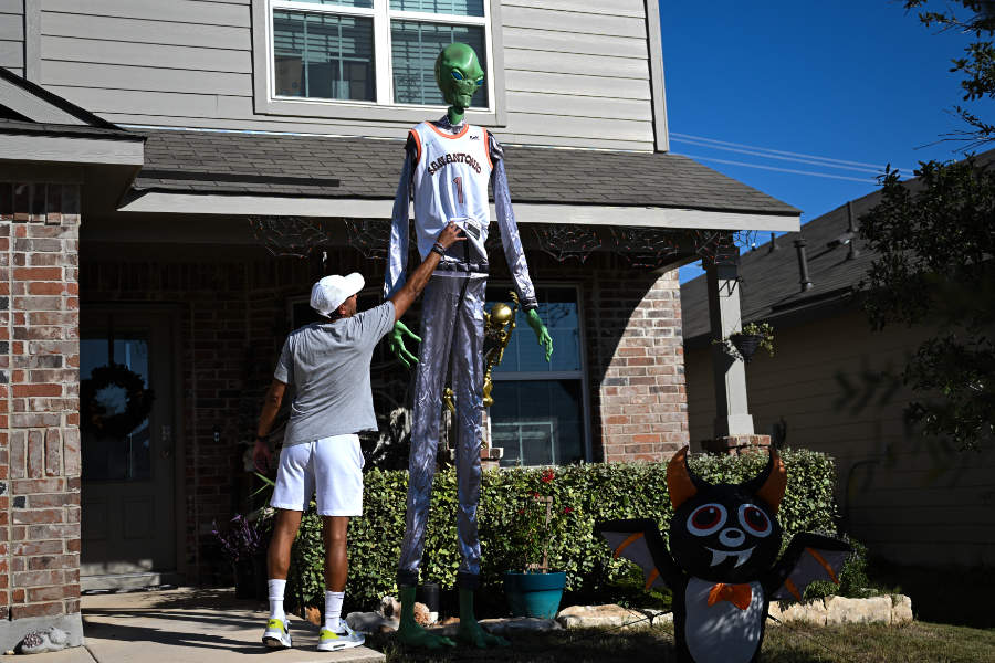 Ein Fan der San Antonio Spurs präsentiert eine Alien-Figur mit Jersey in seinem Vorgarten