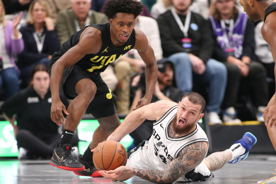 Harrison Ingram von den San Antonio Spurs im intensiven Zweikampf mit Collin Sexton von den Utah Jazz