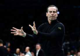 Trainer Kenny Atkinson der Cleveland Cavaliers gestikuliert am Spielfeldrand