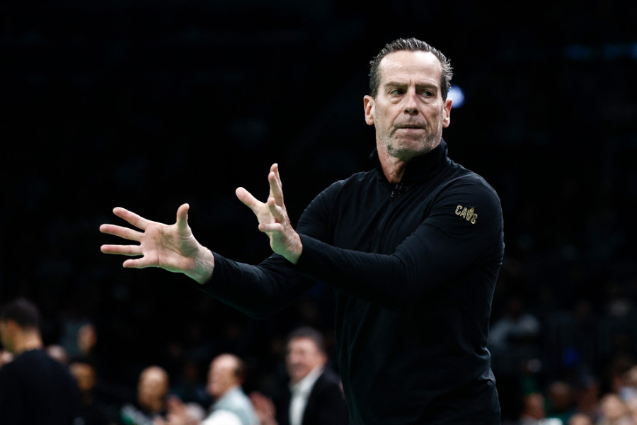 Trainer Kenny Atkinson der Cleveland Cavaliers gestikuliert am Spielfeldrand