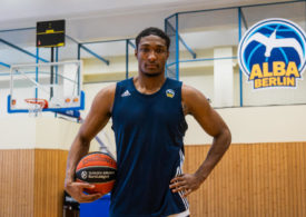 David McCormack mit einem Basketball beim Training von ALBA Berlin