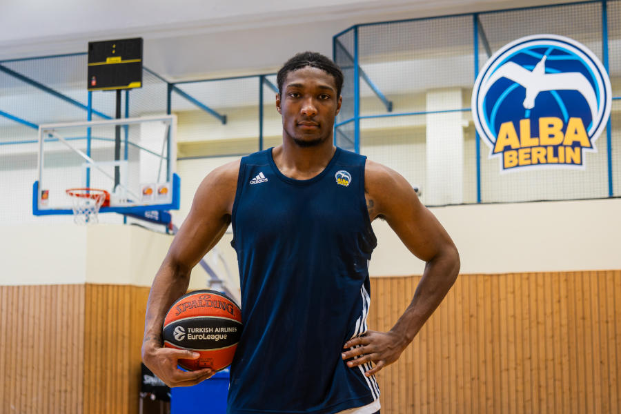 David McCormack mit einem Basketball beim Training von ALBA Berlin