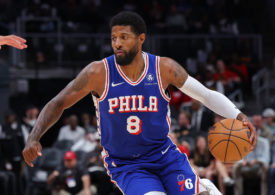 Paul George von den Philadelphia 76ers dribbelt mit dem Ball