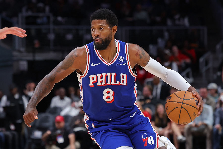 Paul George von den Philadelphia 76ers dribbelt mit dem Ball