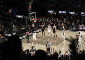 Ein Spieler der Milwaukee Bucks macht einen Freiwurf in der Arena der Brooklyn Nets