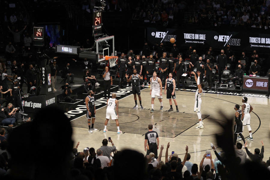 Ein Spieler der Milwaukee Bucks macht einen Freiwurf in der Arena der Brooklyn Nets