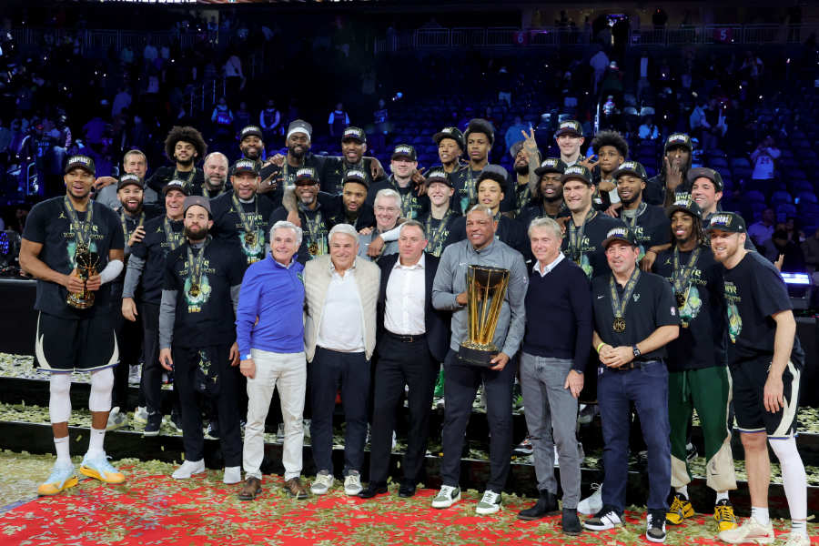 Die Milwaukee Bucks feiern den NBA Cup 2024